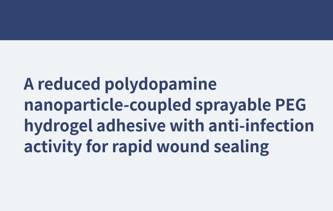 Adhésif hydrogel PEG pulvérisable couplé à des nanoparticules de polydopamine réduite et doté d'une activité anti-infectieuse pour un scellement rapide des plaies.